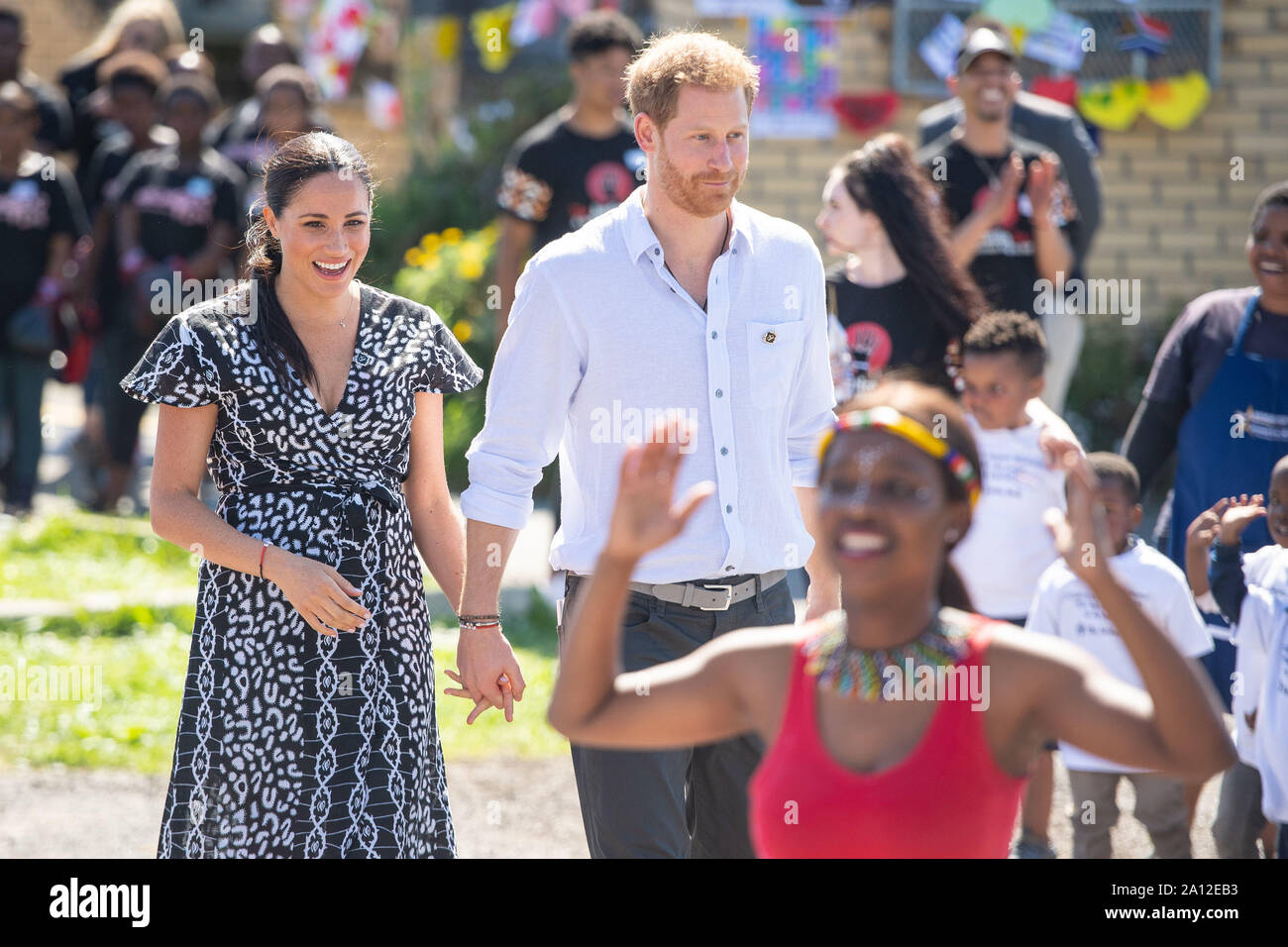 Il Duca e la Duchessa di Sussex durante una visita a Nyanga township di Cape Town, Sud Africa, il primo giorno del loro tour di Africa. Foto di PA. Picture Data: lunedì 23 settembre, 2019. Vedere PA storia ROYAL Tour . Foto di credito dovrebbe leggere: Dominic Lipinski/PA FILO Foto Stock