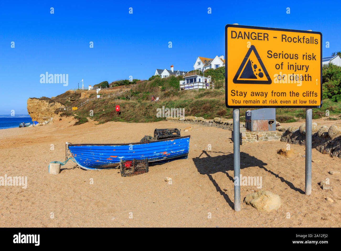 Spiaggia di alveare cartelli di avvertimento vicino a West Bay resort costa, Jurassic Coast, sbriciolare scogliere di arenaria,sito UNESCO, Dorset, England, Regno Unito, GB Foto Stock