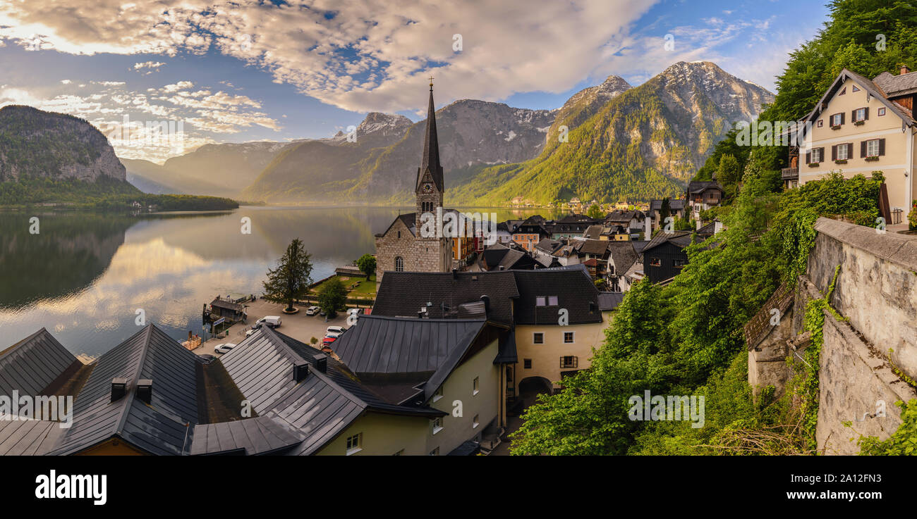 Hallstatt Austria, sunrise panorama natura paesaggio di Hallstatt village con il lago e montagna Foto Stock