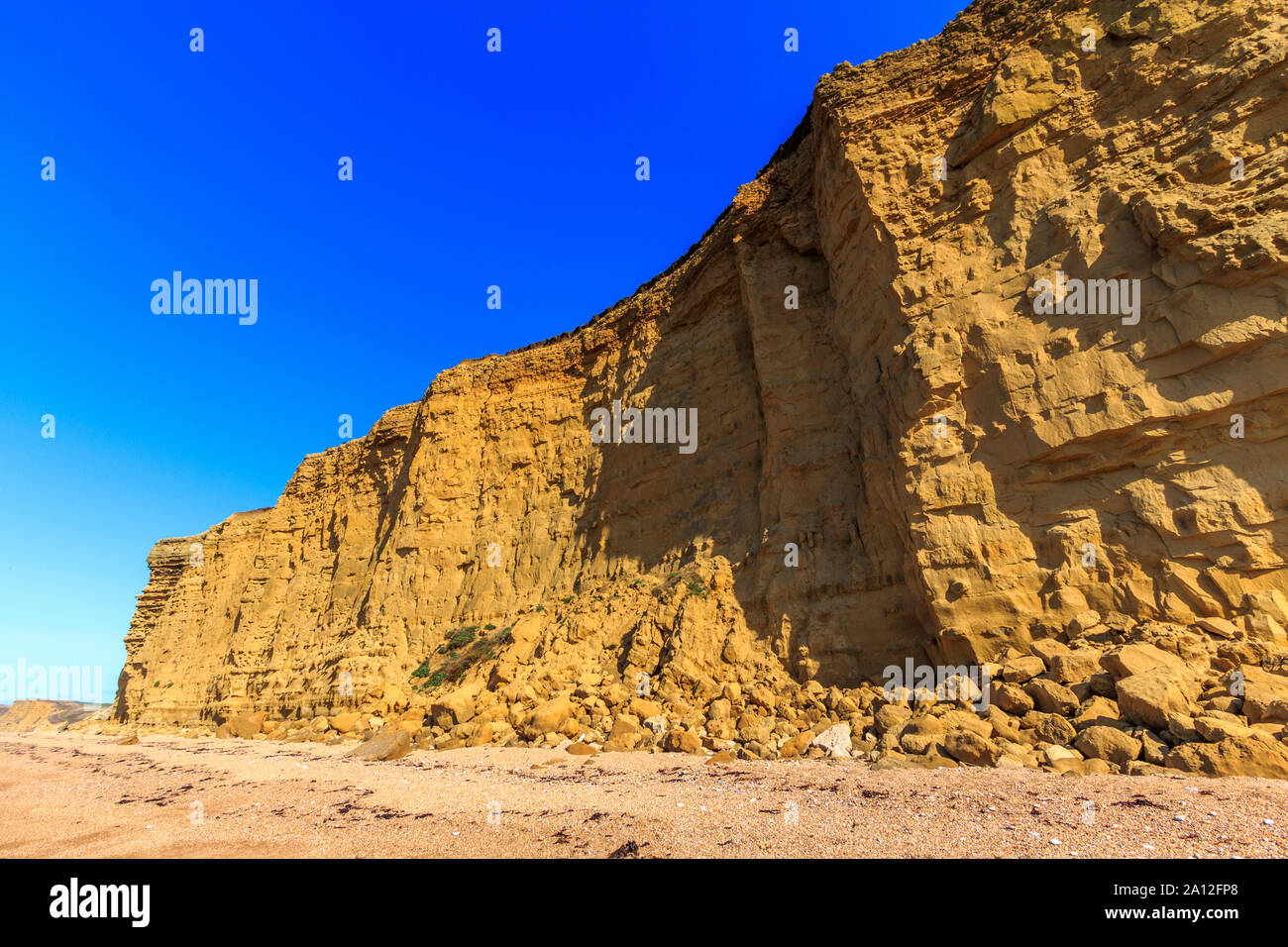 Spiaggia di alveare pericolo cliff cade vicino a West Bay resort costa, Jurassic Coast, sbriciolare scogliere di arenaria,sito UNESCO, Dorset, England, Regno Unito, GB Foto Stock