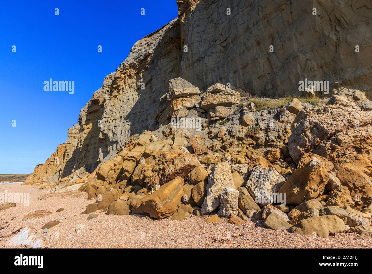 Spiaggia di alveare scogliera di arenaria cade, pericolo,vicino a West Bay resort costa, Jurassic Coast, sbriciolare scogliere di arenaria,sito UNESCO, Dorset, England, Regno Unito, GB Foto Stock