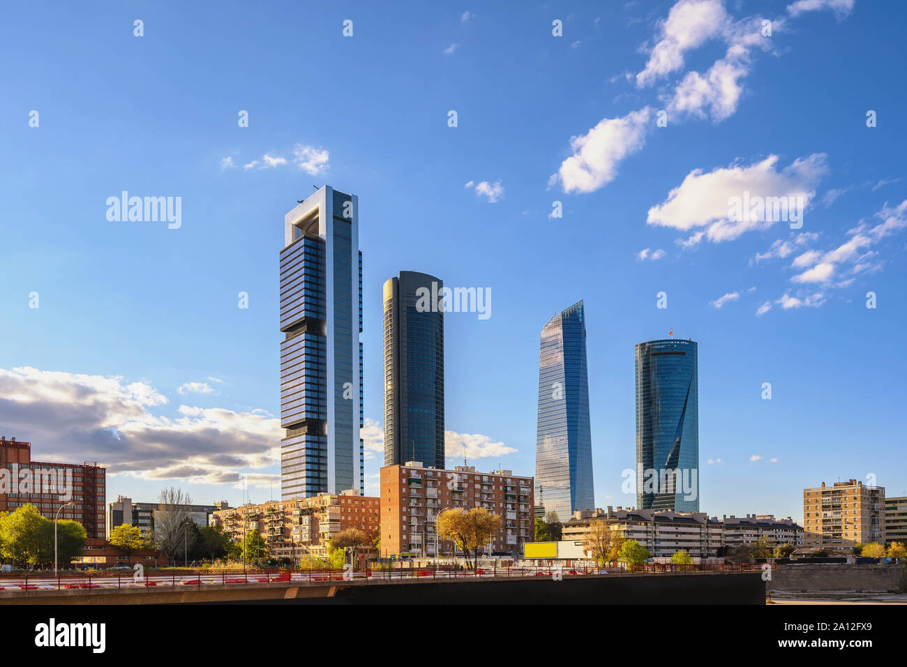 Madrid Spagna, skyline della città al quartiere finanziario centrale con quattro torri Foto Stock