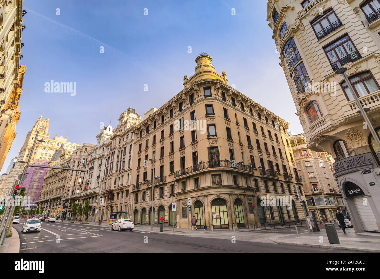 Madrid, Spagna - 14 Aprile 2019: Madrid skyline della città presso la famosa Gran Via via dello shopping Foto Stock
