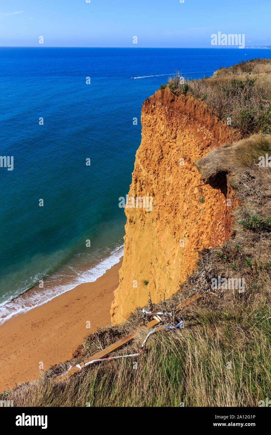 Cliff cade spazio cintato pericolo, West Bay resort costa, Jurassic Coast, sbriciolare scogliere di arenaria,sito UNESCO, Dorset, England, Regno Unito, GB Foto Stock