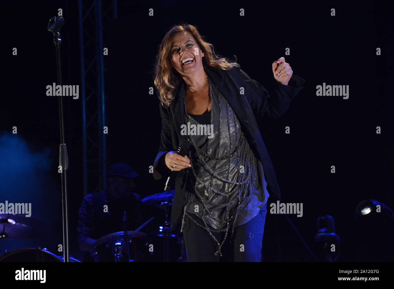 Marina di Casal Velino, Italia. Il 22 settembre, 2019. La famosa cantante italiana, cantautore, record producer, musicista, attrice e televisione ospitante Irene Grandi,? Esegue sul palco durante il suo "Grandissimo Tour 2019" a Marina di Casal Velino, Italia. (Foto di Mariano Montella/Pacific Stampa) Credito: Pacific Press Agency/Alamy Live News Foto Stock