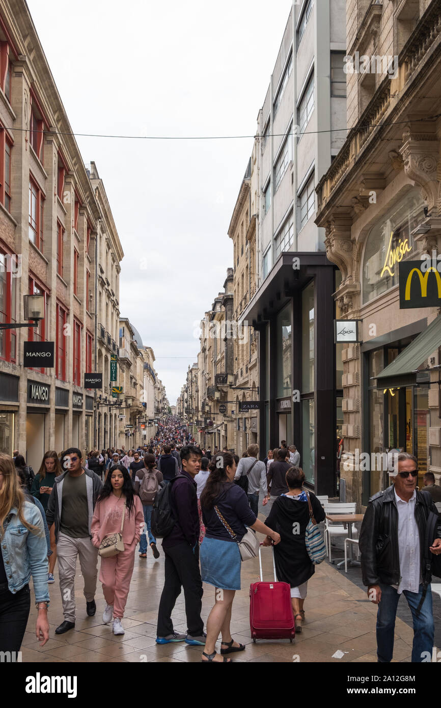Una folla di persone a piedi lungo la strada dello shopping di Rue Sainte-Catherine a Bordeaux, Francia Foto Stock