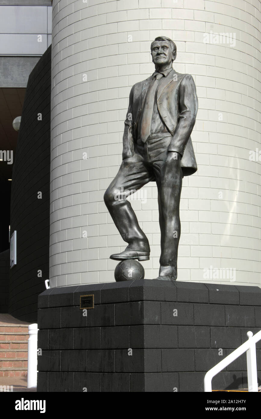 Vista verticale della statua di Sir Bobby Robson St James Park Newcastle Foto Stock