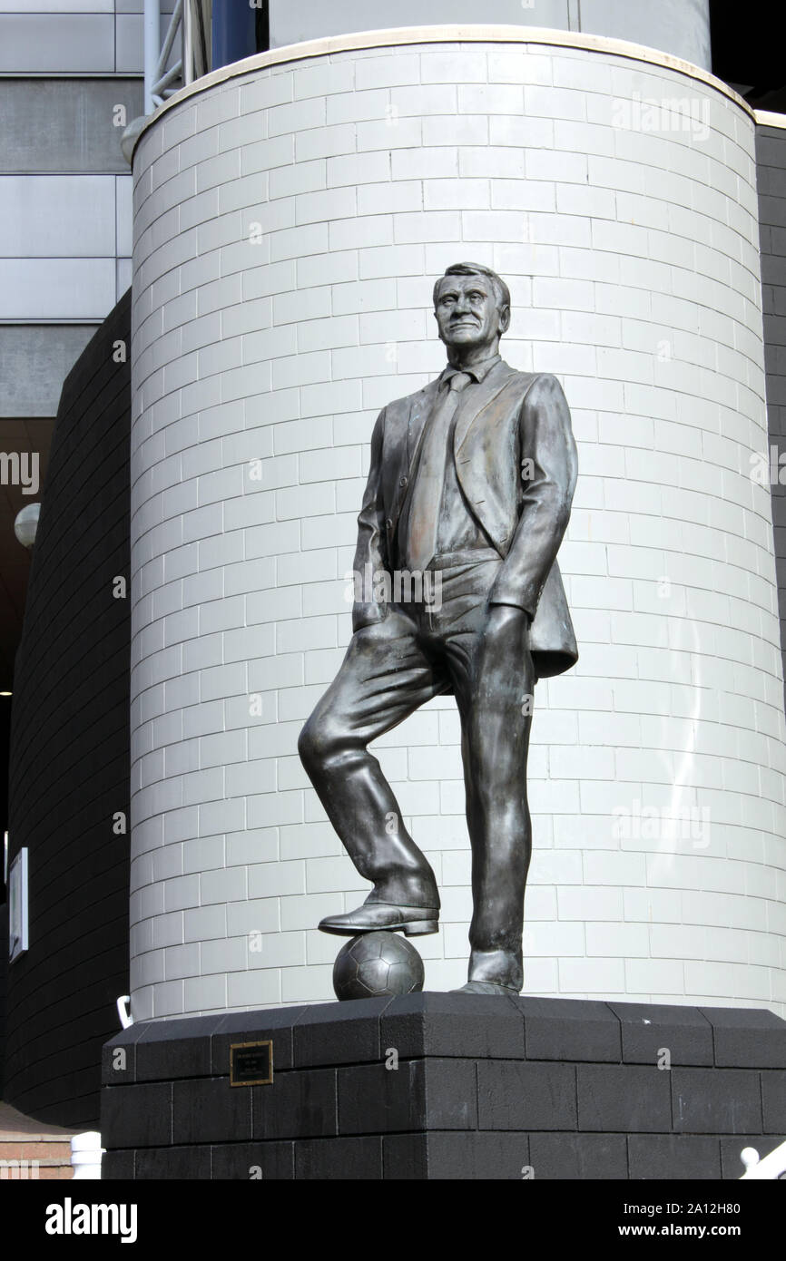 Vista verticale della statua di Sir Bobby Robson St James Park Newcastle Foto Stock