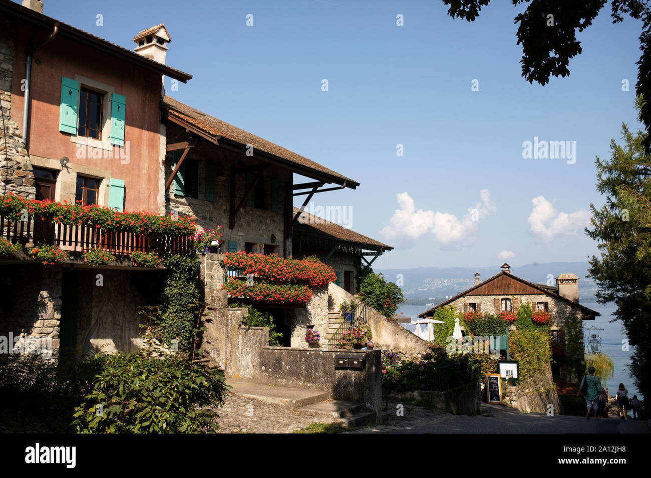 Con le sue storiche case nel borgo medievale di Yvoire, Haute-Savoie, Auvergne-Rhône-Alpes, in Francia, affacciato sul Lago Lemano (Lago di Ginevra). Foto Stock