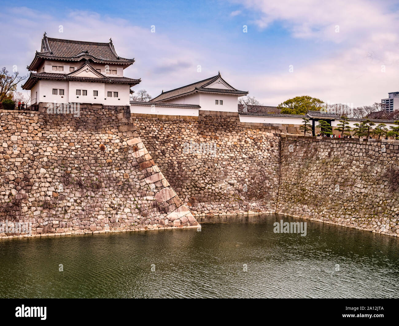 28 Marzo 2019: Osaka, Giappone - Il fossato esterno e la parete del Castello di Osaka, con la Sengan-yagura Torretta e Otemon Gate. Foto Stock