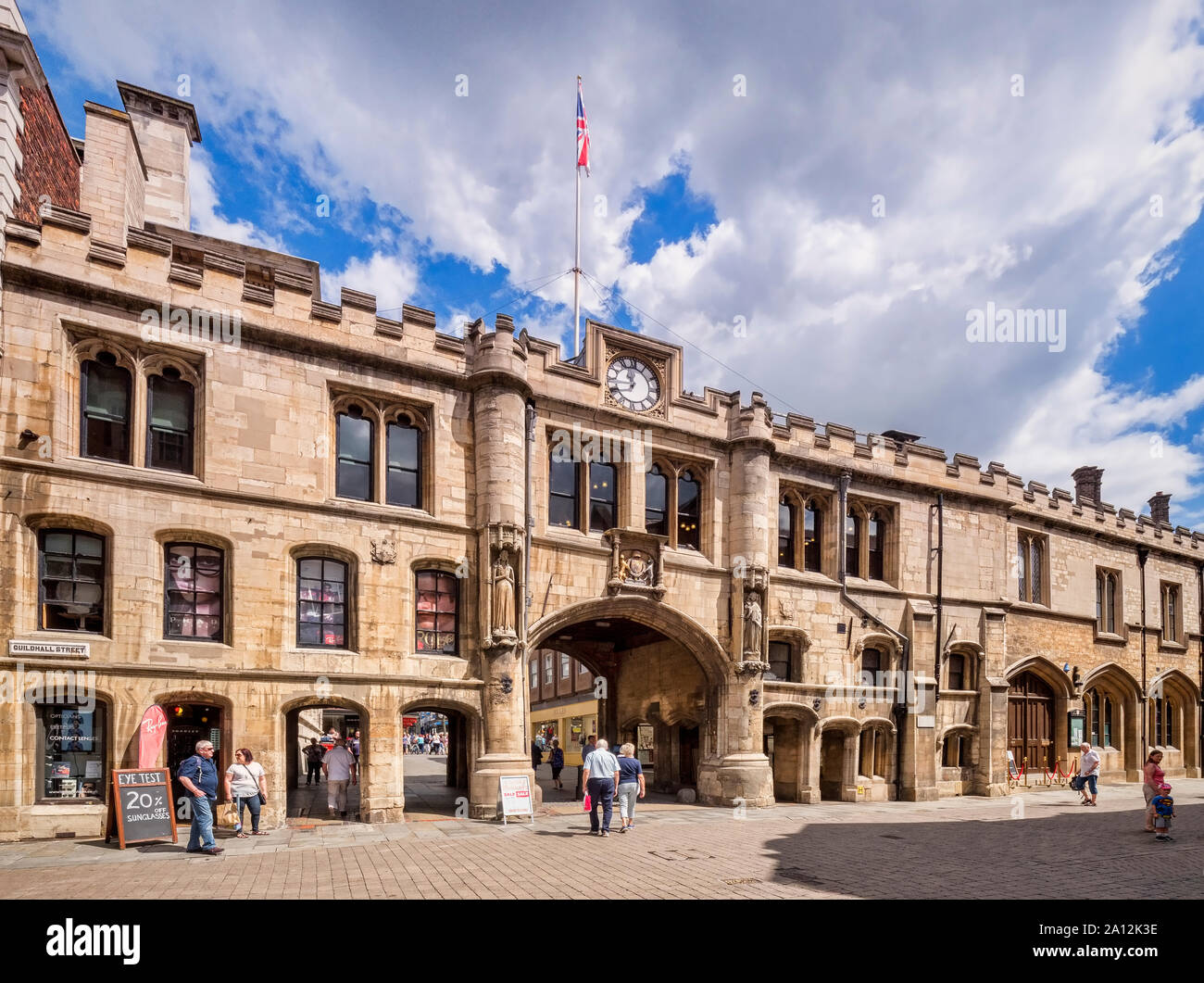 3 Luglio 2019: Lincoln, Lincolnshire, Regno Unito - La Stonebow arco e la Guildhall, un edificio del XVI secolo in Guildhall Street, Lincoln. Foto Stock