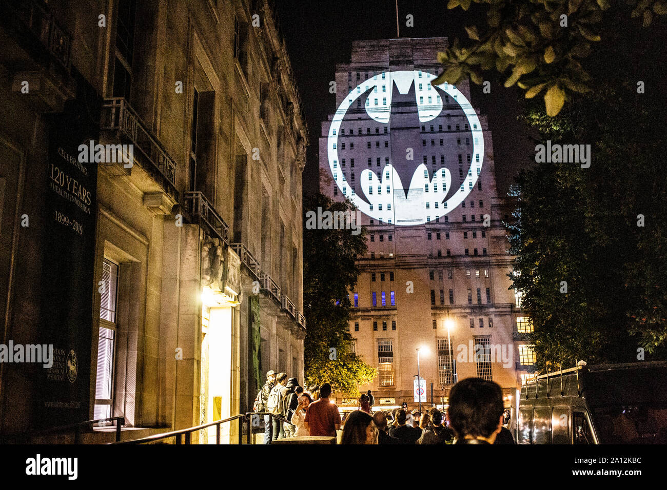 Londra REGNO UNITO. Il 21 settembre 2019. La città di Gotham iconica segnale bat risplende su Senate House London Bloomsbury marcatura batmanday celebrazioni globali di Batman Foto Stock
