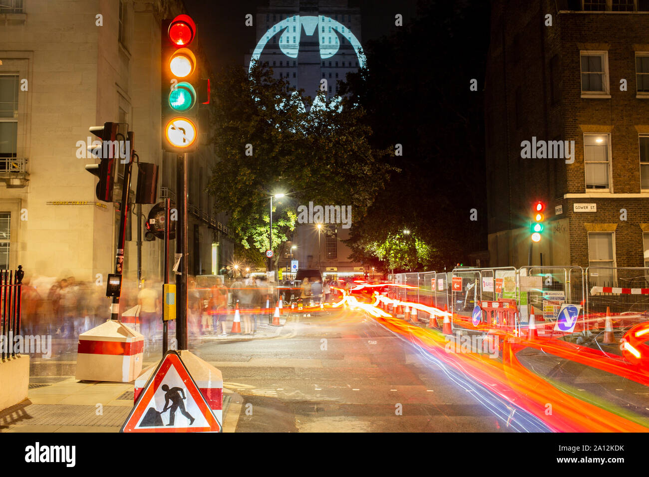 Londra REGNO UNITO. Il 21 settembre 2019. La città di Gotham iconica segnale bat risplende su Senate House London Bloomsbury marcatura batmanday celebrazioni globali di Batman Foto Stock
