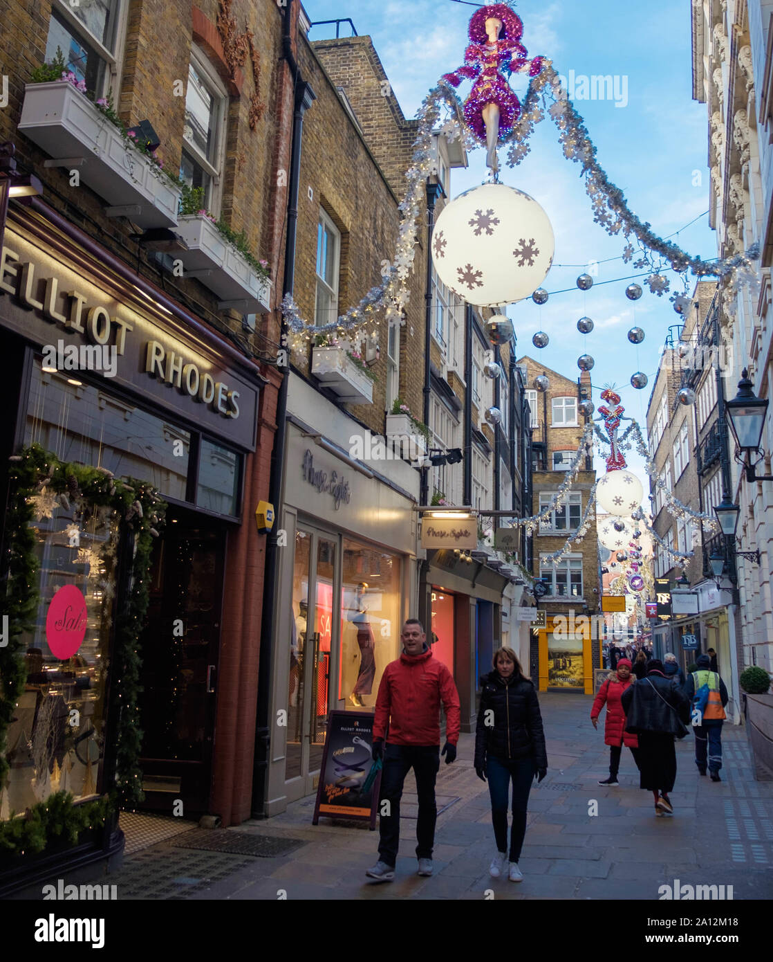 People shopping presso il St. Christopher's Place, alla moda, nascosto vicolo vicino a Oxford Street, Londra Centrale al tempo di Natale. Foto Stock