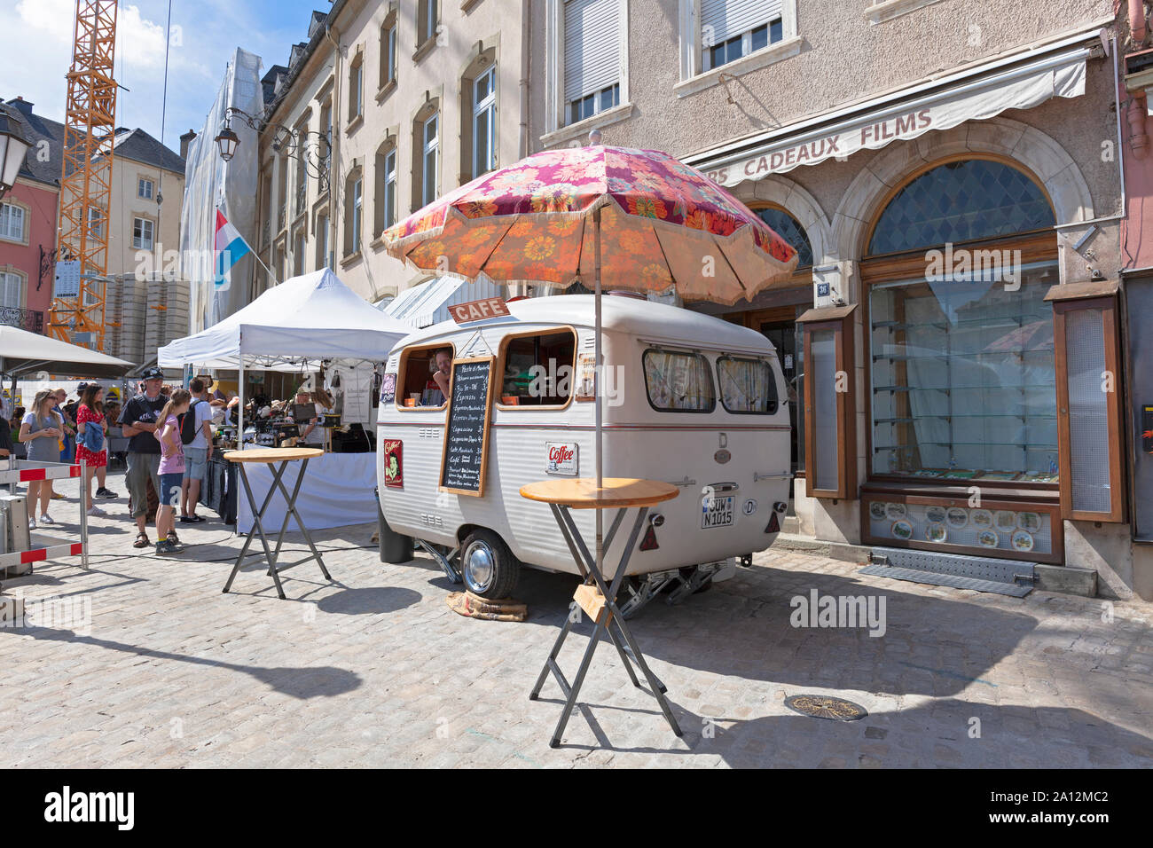 Lussemburgo, Echternach, Place du Marche durante il Festival di steampunk con portatile Cafe Caravan Foto Stock