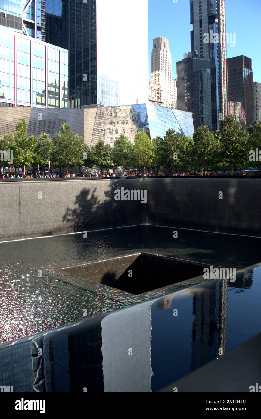 Cascate e piscine riflettenti presso il National September 11 Memorial e Museo, Manhattan, New York, Stati Uniti d'America Foto Stock