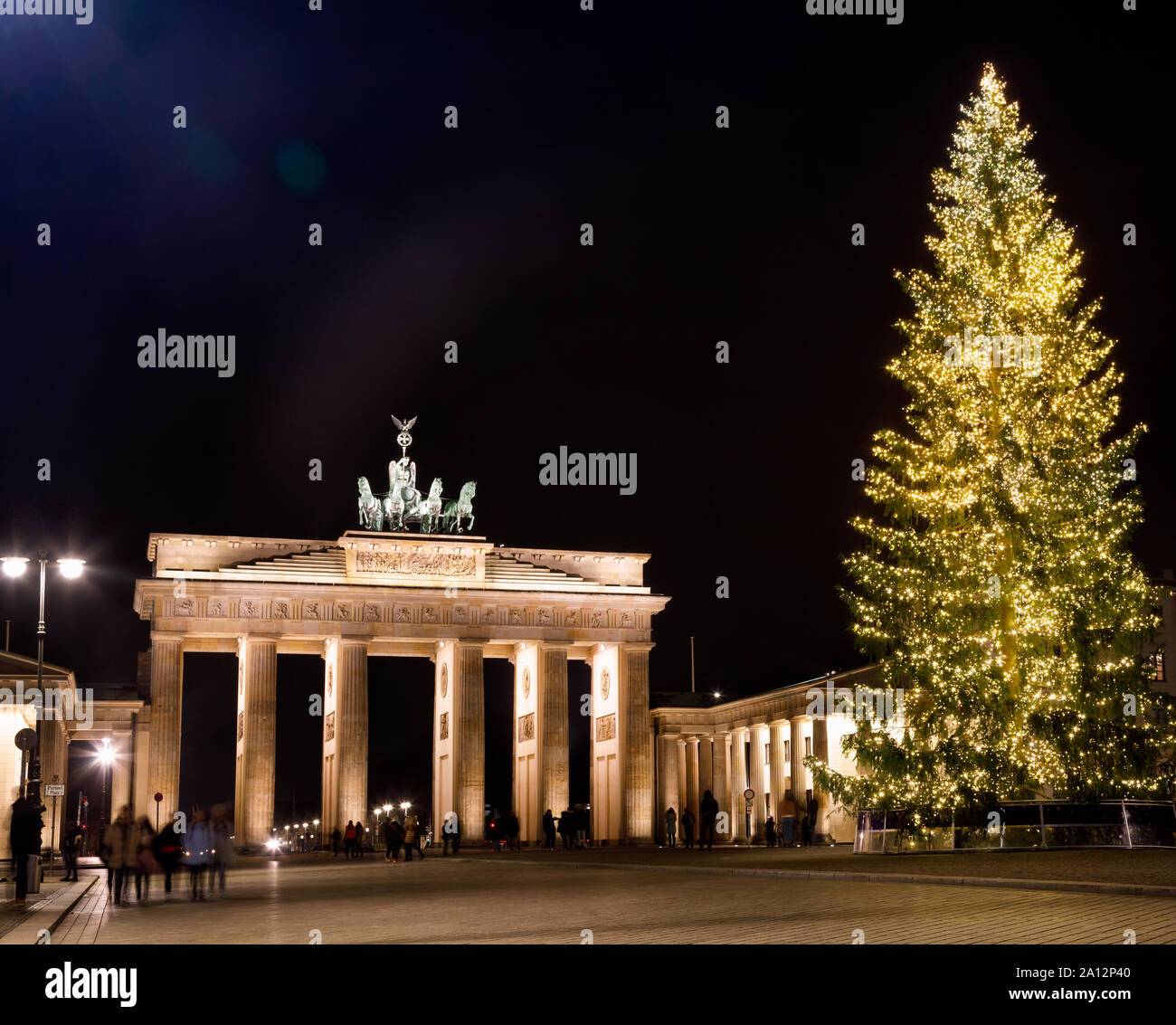 Neoclassico illuminato Porta di Brandeburgo (Brandenburger Tor) e albero di Natale come visto dal Pariser Platz, nel quartiere Mitte di Berlino, Germania Foto Stock