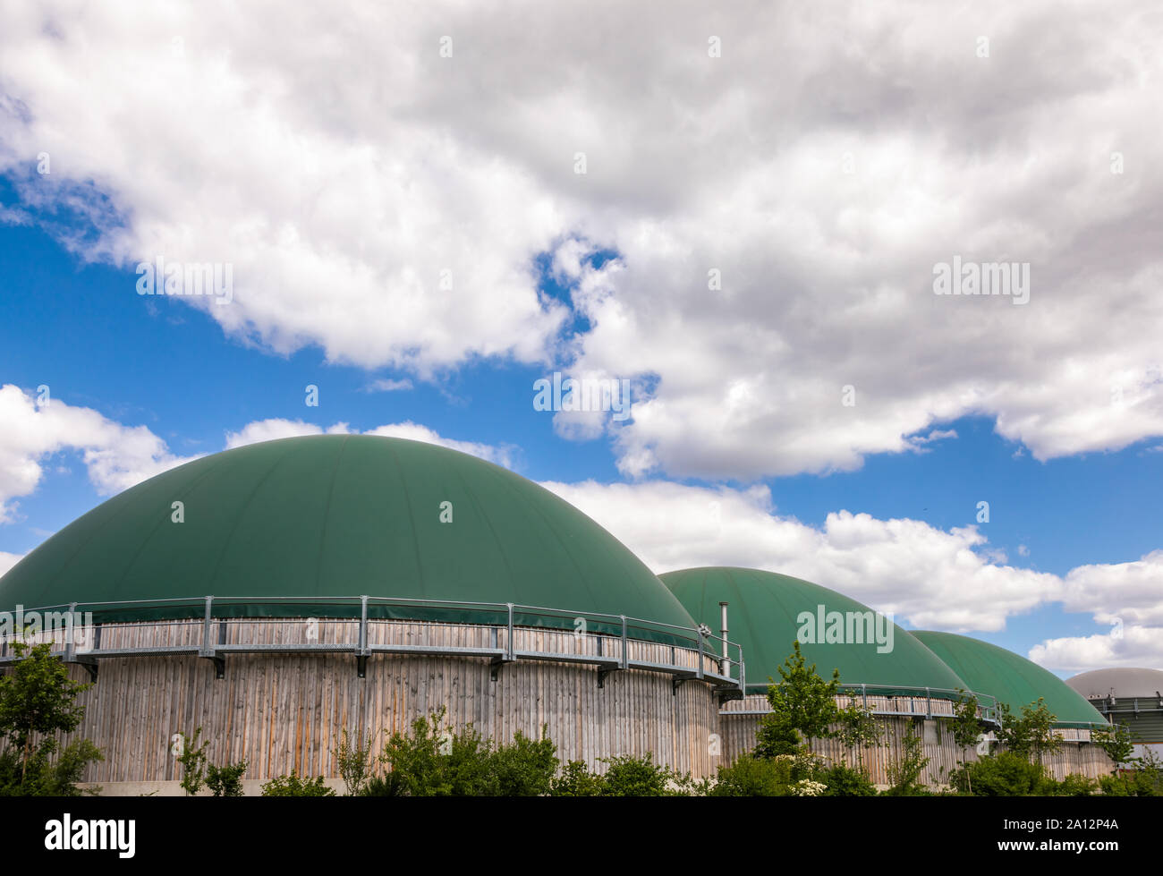 Digestori anaerobici o impianto di produzione di biogas La produzione di biogas da rifiuti agricoli nelle zone rurali in Germania. Moderna industria dei biocarburanti concept Foto Stock