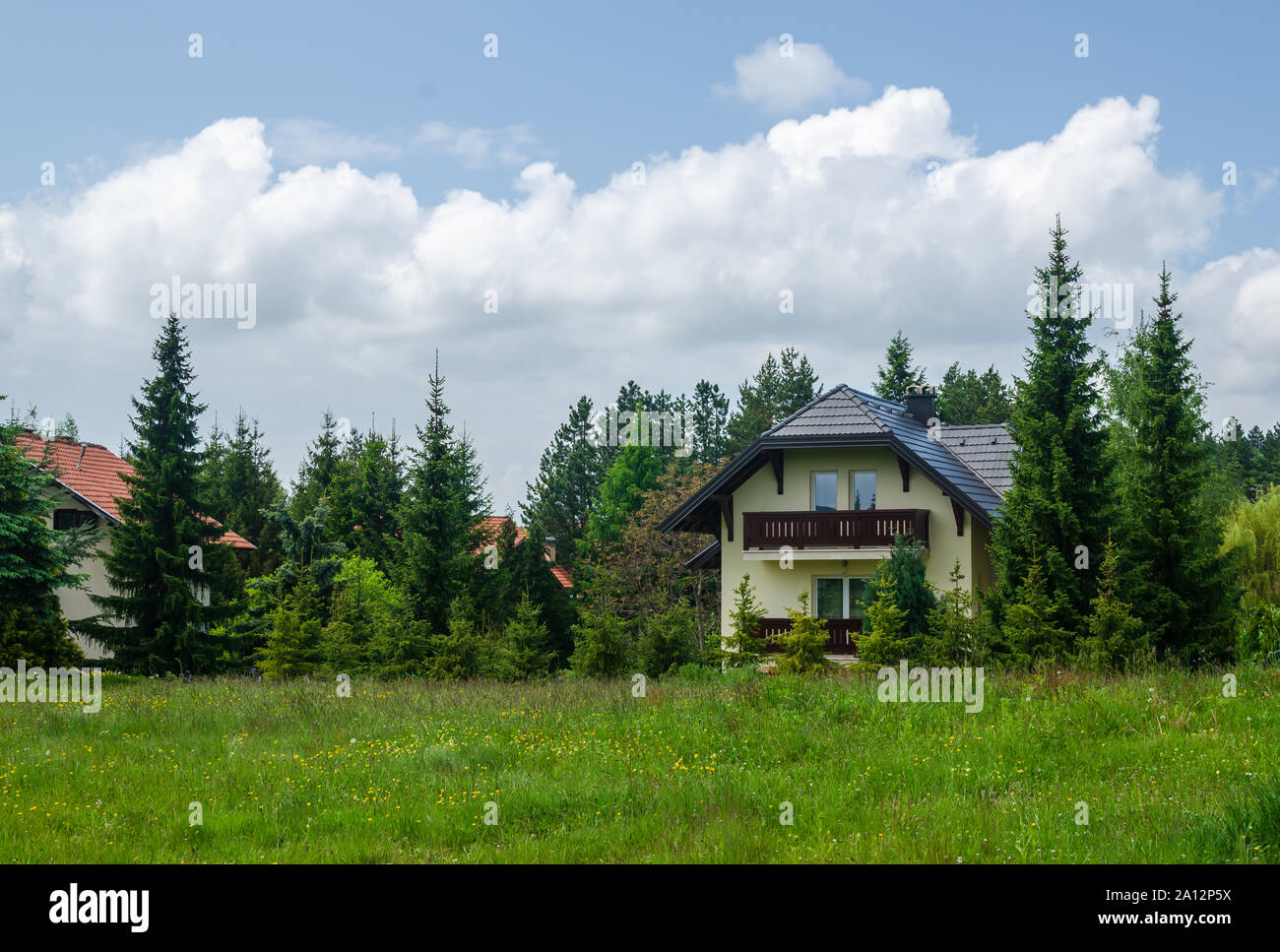 Casa di montagna e circondato da un lussureggiante giardino, in primavera Foto Stock