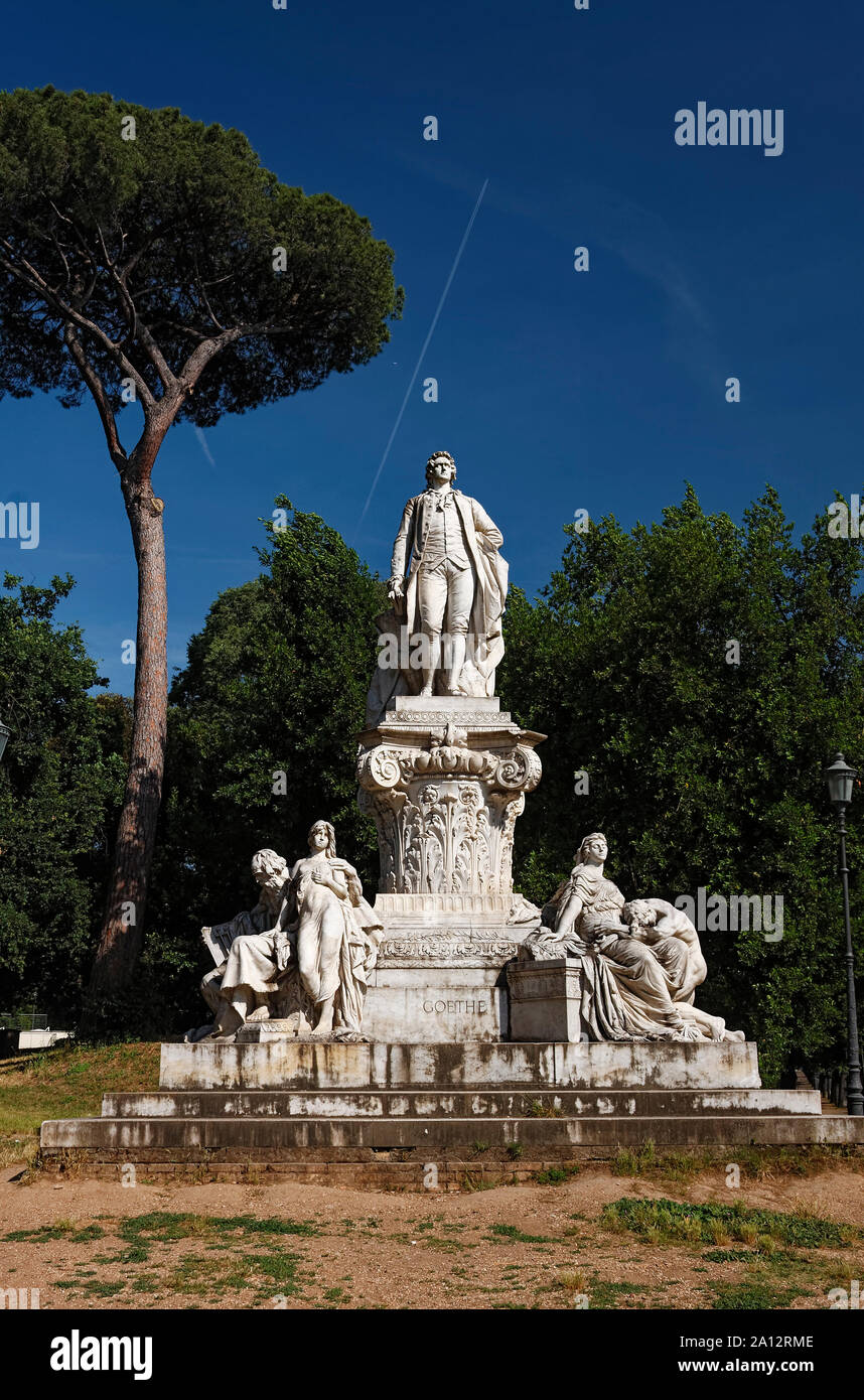 Statua di Goethe; 1904; monumento; scrittore tedesco;; poeta Johann Wolfgang von Goethe; arte pubblica; Villa Borghese; grande città giardino; parco pubblico; greenspace Foto Stock