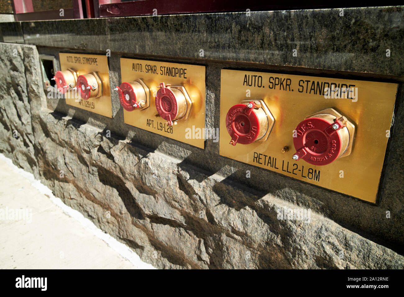 Connessioni ai vigili del fuoco per gli sprinkler automatici standpipes per alto edificio in Chicago Illinois stati uniti d'America Foto Stock