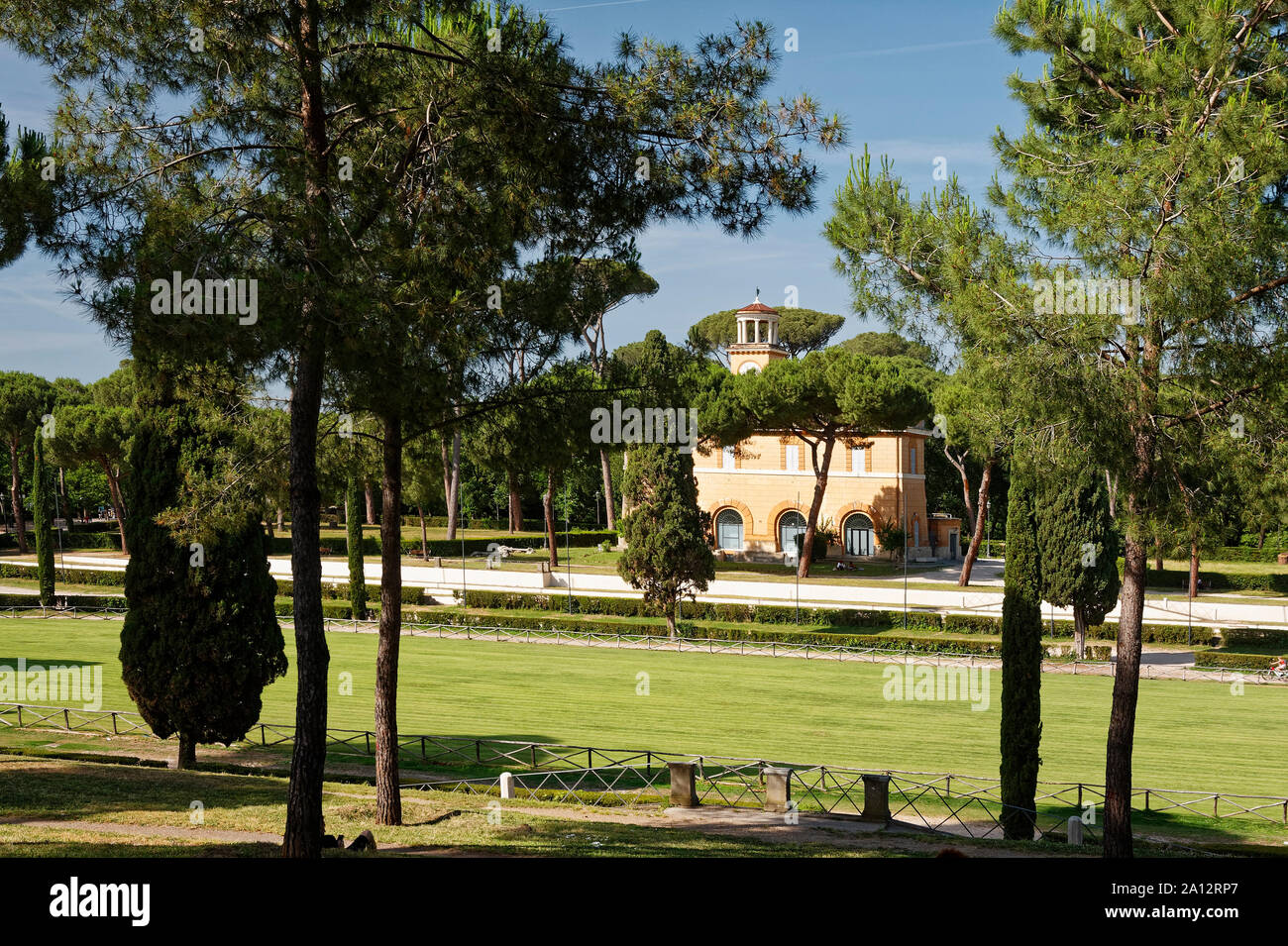 Villa Borghese; 1606; grande città giardino; parco pubblico; greenspace; attraente edificio antico, alberi, erba, Roma; Italia; Europa; la molla; orizzontale Foto Stock