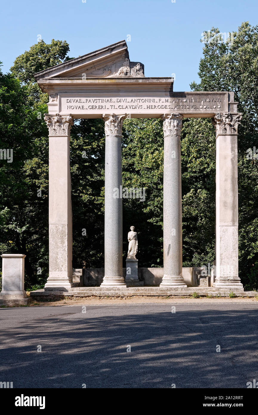 Villa Borghese; 1606; Imitazione di rovine romane, colonne di pietra, statua, grande città giardino; parco pubblico; greenspace; Roma; Italia; Europa; la molla; verticale Foto Stock