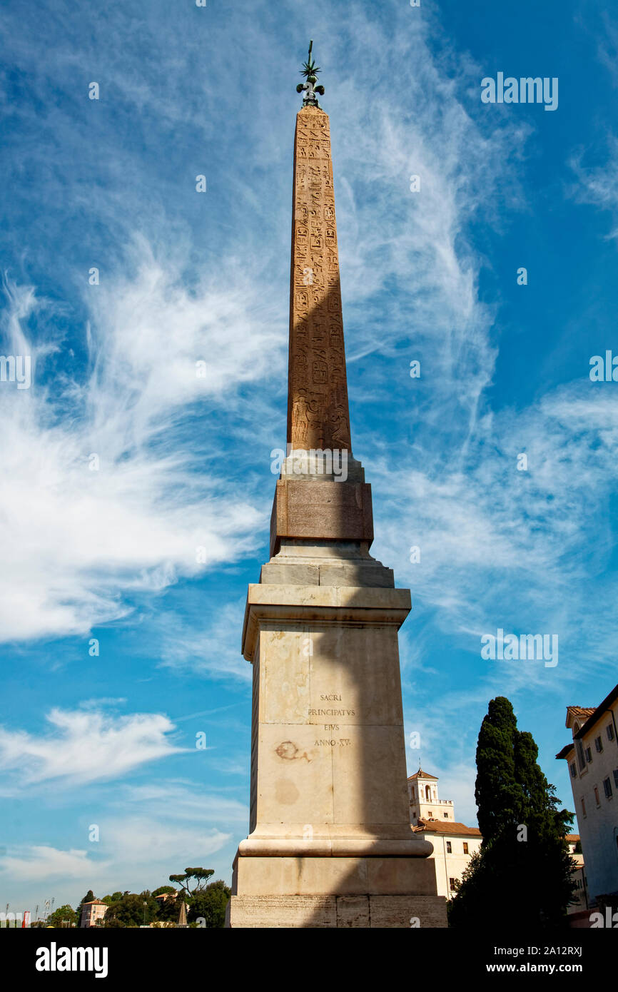 Obelisco Sallustiano; Piazza della Trinità dei Monti; 18 secolo; antico stile egiziano; pietra, Roma; Italia; Europa; la molla; verticale Foto Stock