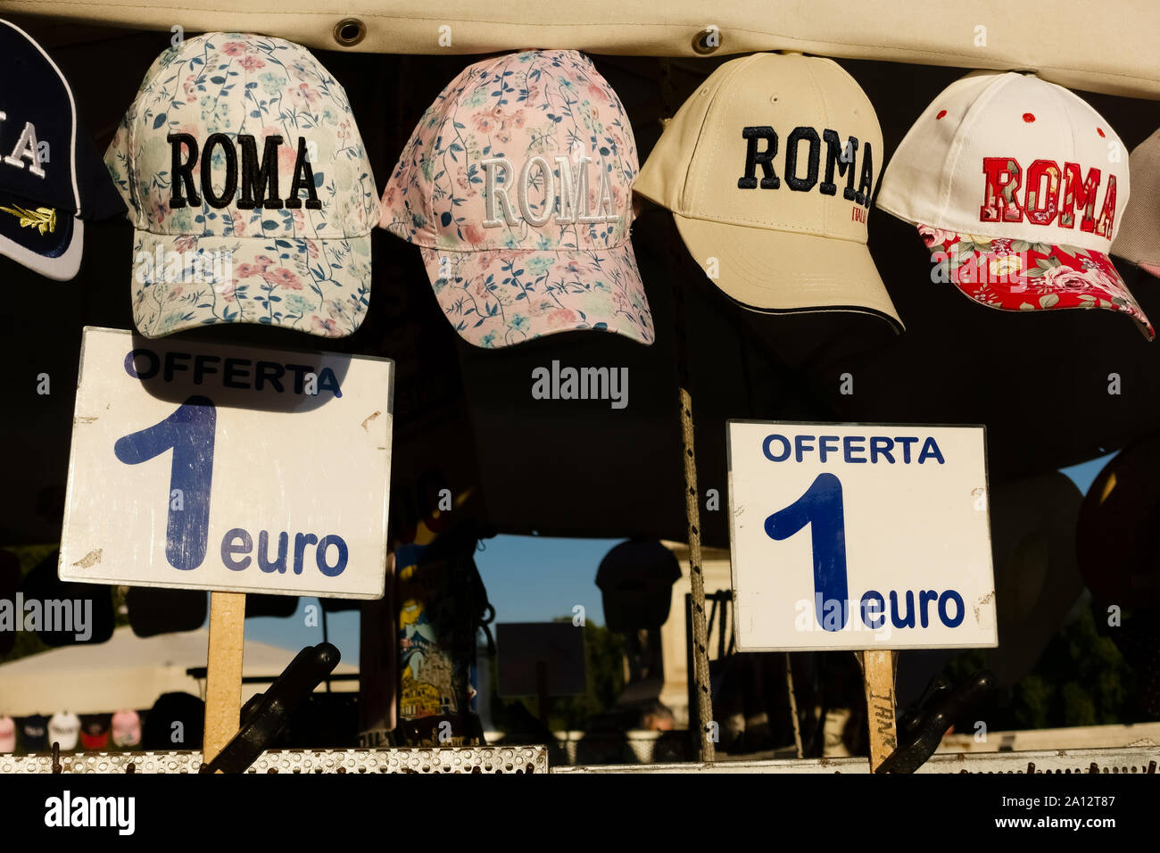 Shopping turistico, cappelli di Roma, souvenir italiani romani in mostra in  una bancarella. Roma, Italia, Europa, UE Foto stock - Alamy