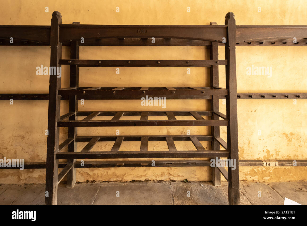 In legno antico per rack alto cappelli a Winchester College, una storica ragazzi privato' school in Hampshire, Regno Unito Foto Stock