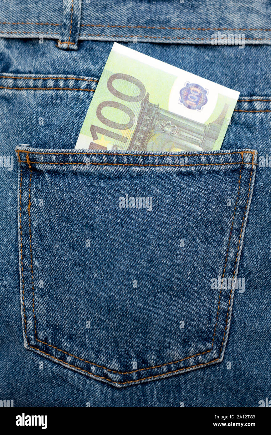 Le banconote in euro in jeans tasca posteriore. Dimenticato il denaro, nido uovo. Concetto di risparmio o di spendere del denaro. Euro Bills cadano fuori. Facile per pickpocket ladro Foto Stock