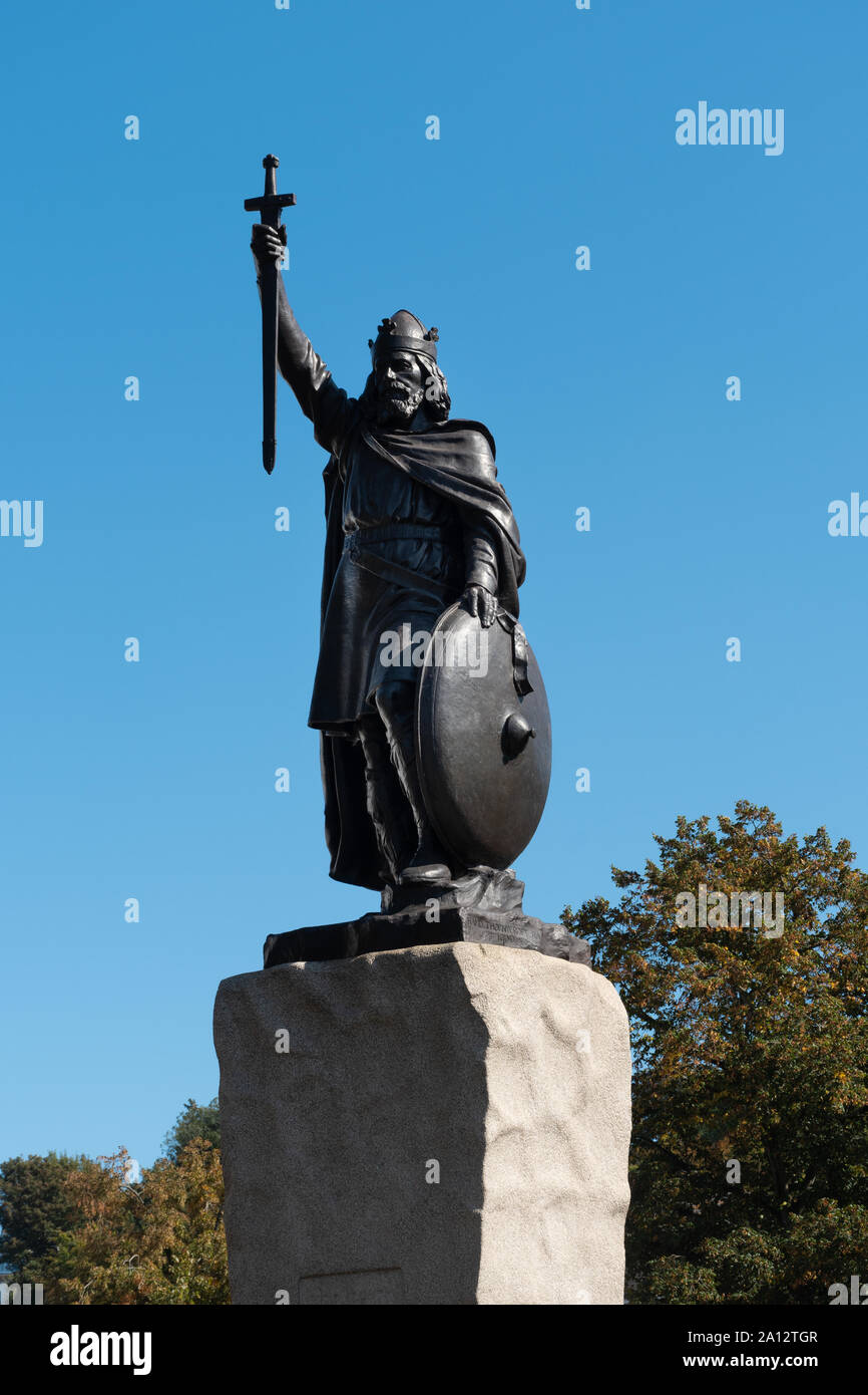 Statua di Re Alfredo il Grande in Winchester city centre, Hampshire, Regno Unito Foto Stock