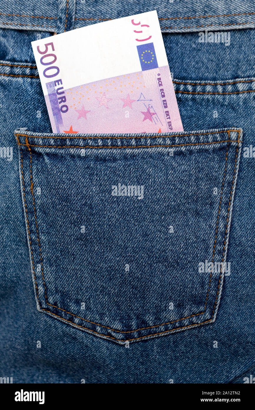 Le banconote in euro in jeans tasca posteriore. Dimenticato il denaro, nido uovo. Concetto di risparmio o di spendere del denaro. Euro Bills cadano fuori. Facile per pickpocket ladro Foto Stock