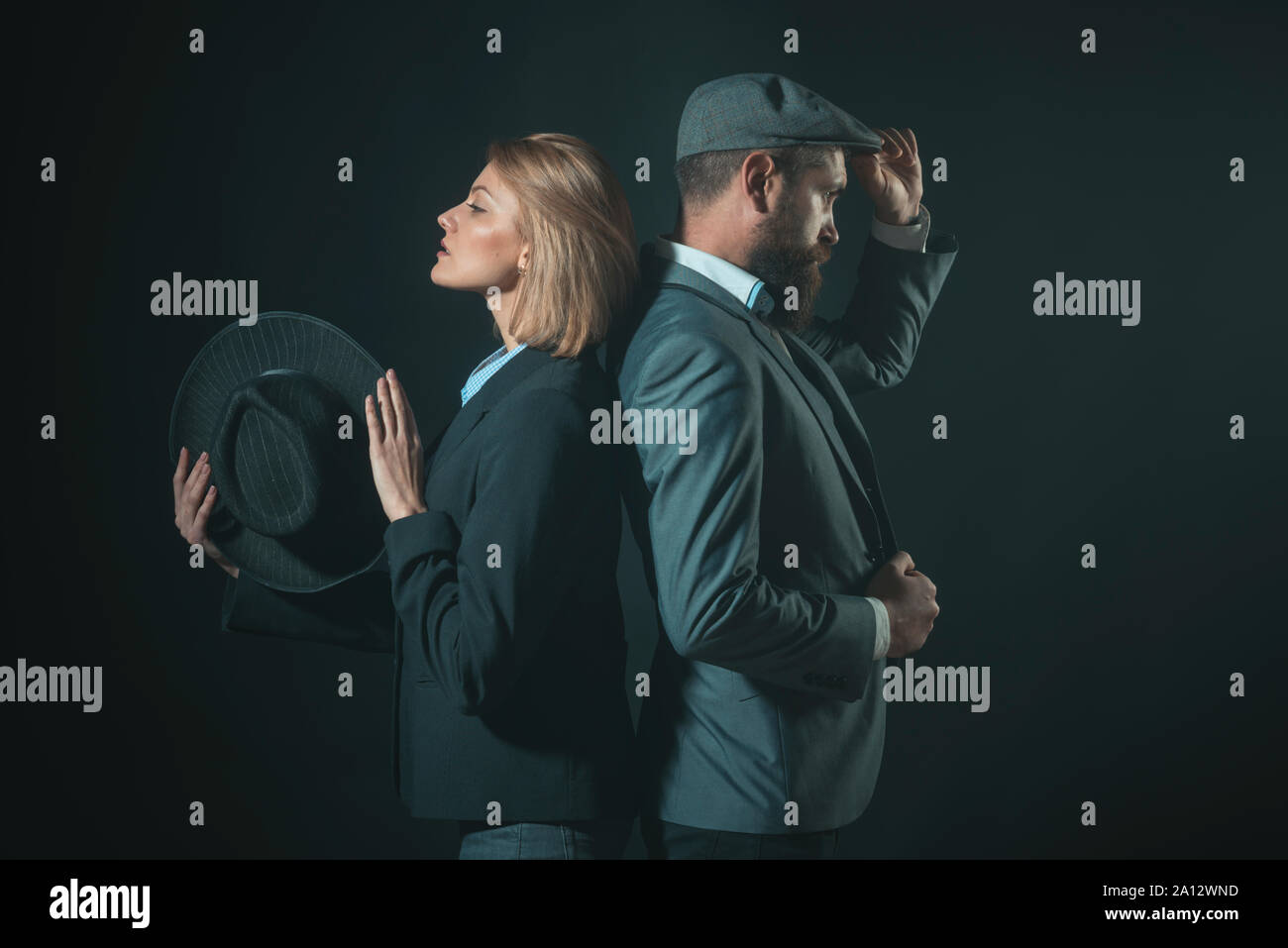 Coppia di detective o ricercatori, investigatori privati. Vintage concetto dello sperimentatore. Matura in amore con faccia sospette lavorando insieme. Un uomo Foto Stock