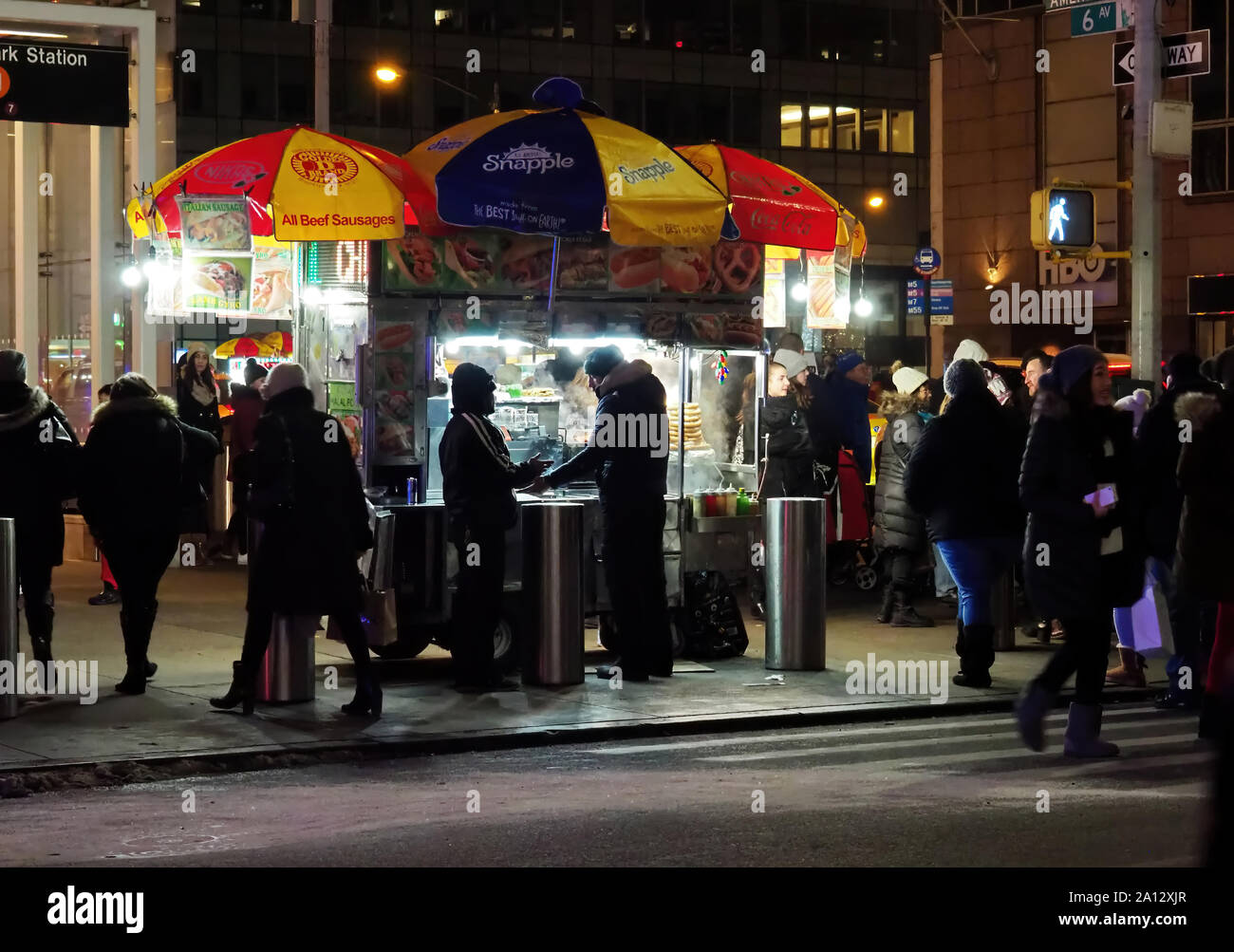 New York, NY, STATI UNITI D'AMERICA. Dic 2017. Ampio display digitale cartelloni, taxicabs, cibo, famiglia e intrattenimento per adulti e la gente di tutto nella Grande Mela. Foto Stock