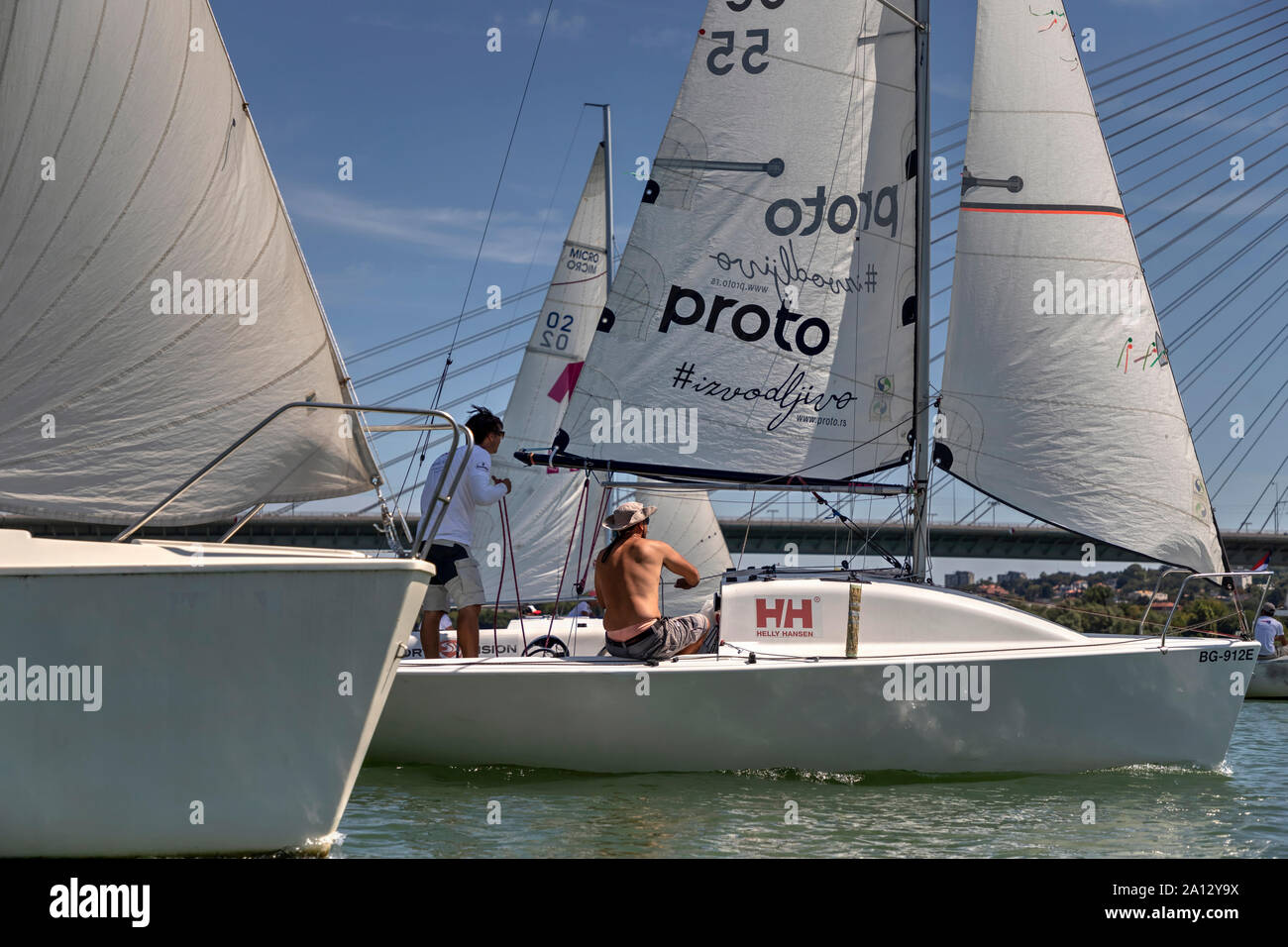 Belgrado, Serbia, Agosto 18, 2019: Tre-persona scuderie concorrenti nella classe Micro regata a vela sul fiume Sava Foto Stock