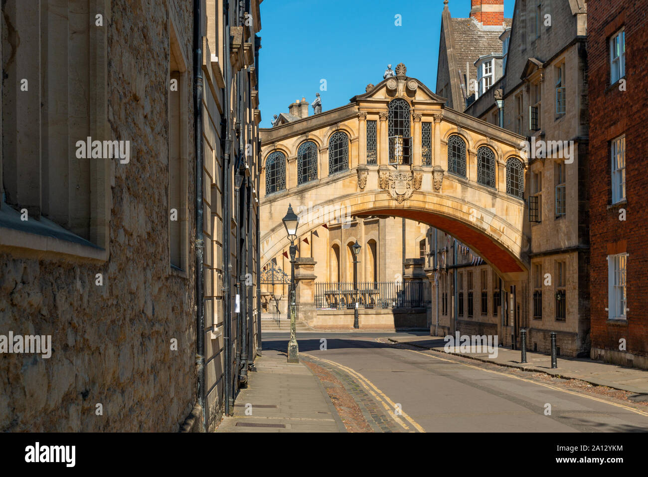 Ponte dei Sospiri di Oxford contro lo sfondo di una chiara e il cielo sereno. Foto Stock