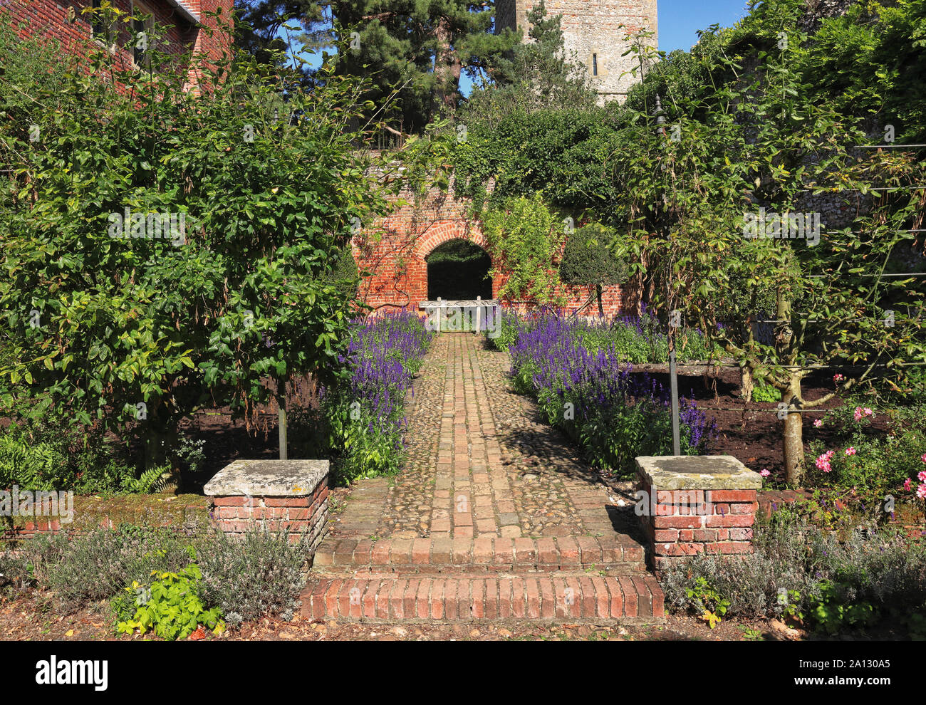 Arco in un inglese walled garden Foto Stock