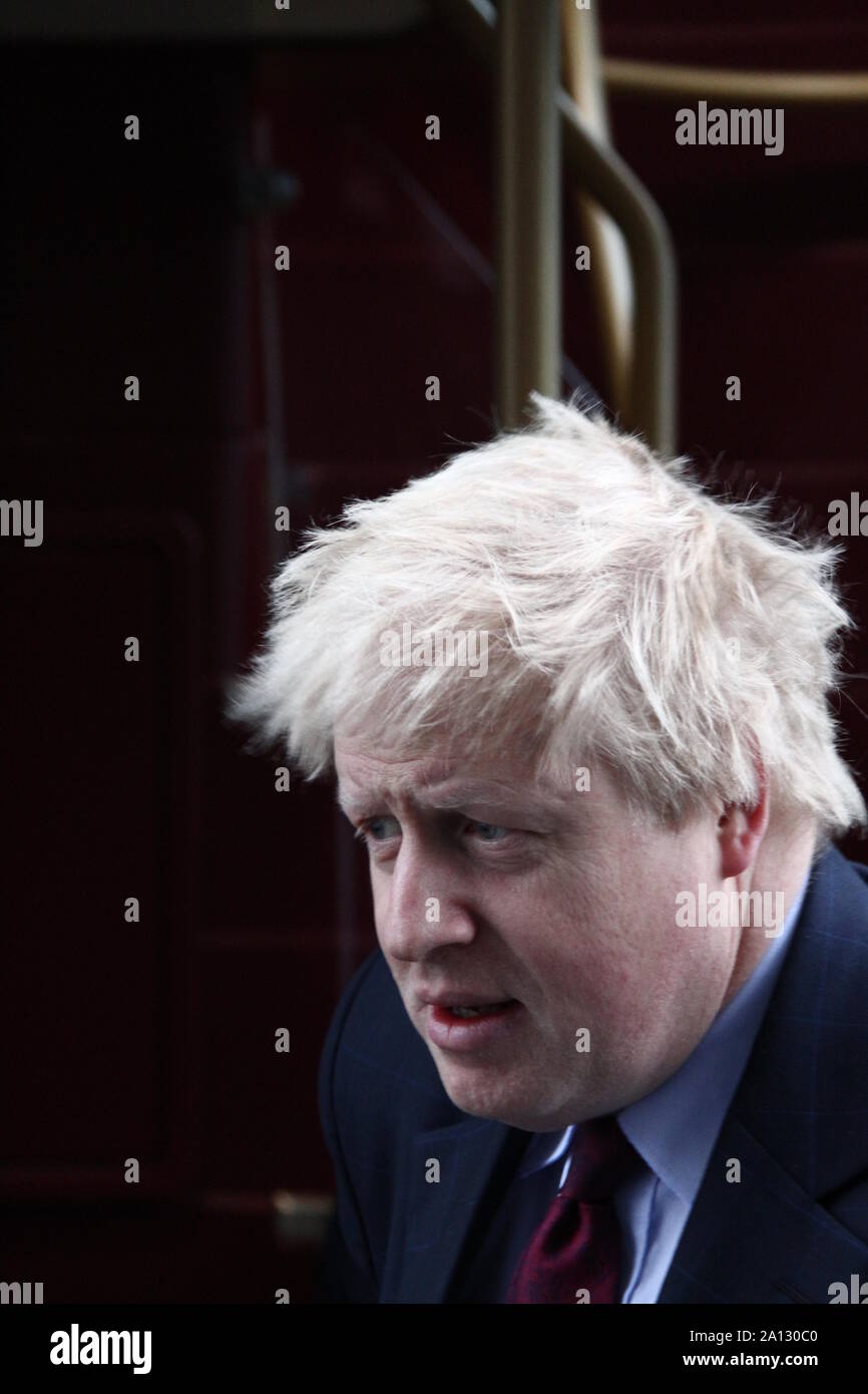 Boris Johnson mentre il sindaco di Londra. MPS. Partito conservatore MPS. Foto di Boris Johnson lanciando il percorso ibrido Master double deck bus. Il bus è stata resa in Irlanda del Nord. Foto Stock
