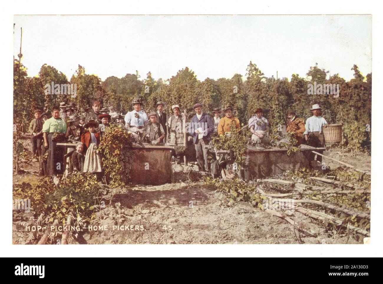 Primi del novecento cartolina oscurata di casa raccoglitori hop picking, Kent, Regno Unito circa 1906. Foto Stock