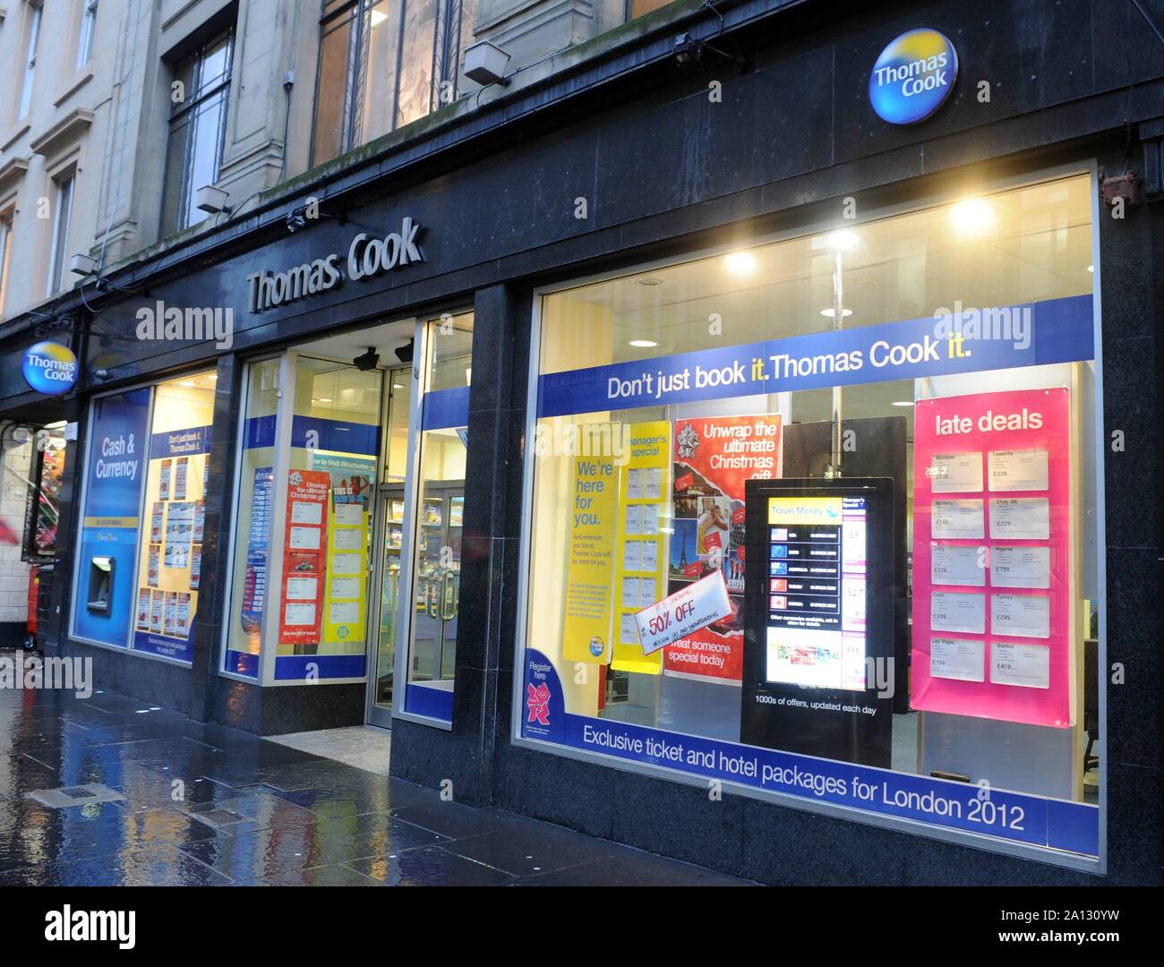 Vista generale delle agenzie di viaggi Thomas Cook Shop a Glasgow, Scozia, dicembre 2011. Foto Stock