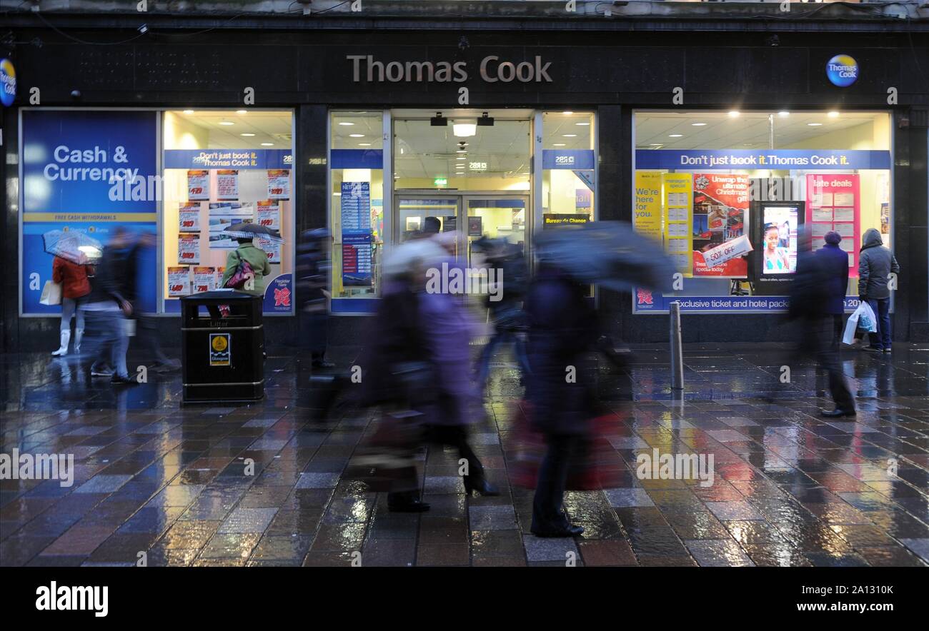 Vista generale delle agenzie di viaggi Thomas Cook Shop a Glasgow, Scozia, dicembre 2011. Foto Stock