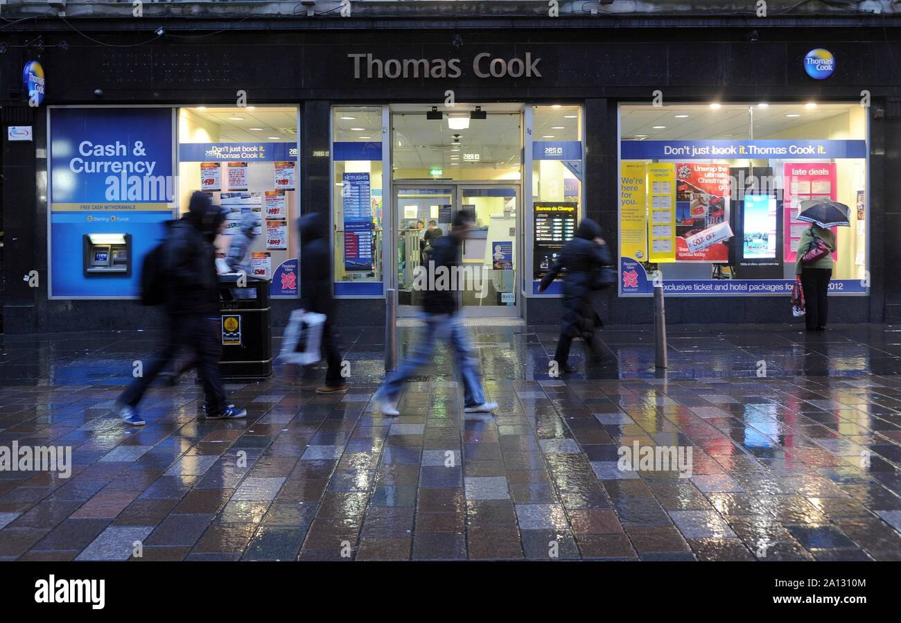 Vista generale delle agenzie di viaggi Thomas Cook Shop a Glasgow, Scozia, dicembre 2011. Foto Stock