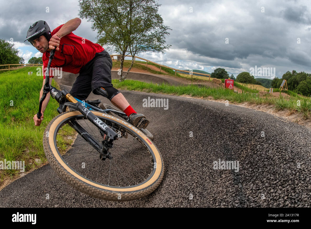Un uomo corse in mountain bike su un asfalto pompa via a Mountain View  Bikepark a nord di Cardiff, Galles Foto stock - Alamy