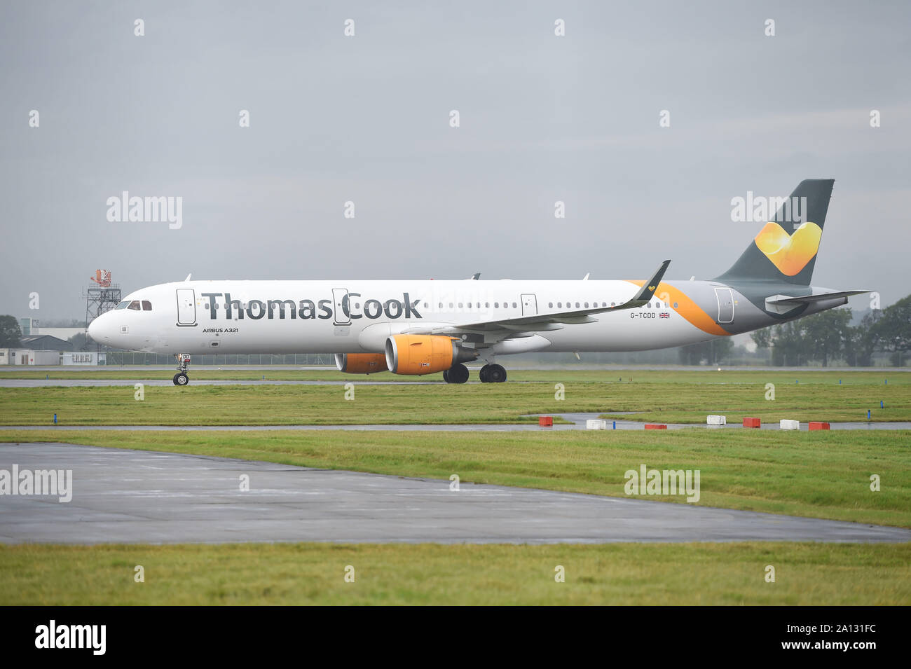 Thomas Cook piani ancora lavorando fuori dall'aeroporto di Glasgow. La società è ancora funzionante ma può cadere nella somministrazione a meno che salvò con in giorni. Fotografato - un aereo atterra all'aeroporto. Domenica 22 settembre 2019. Foto Stock