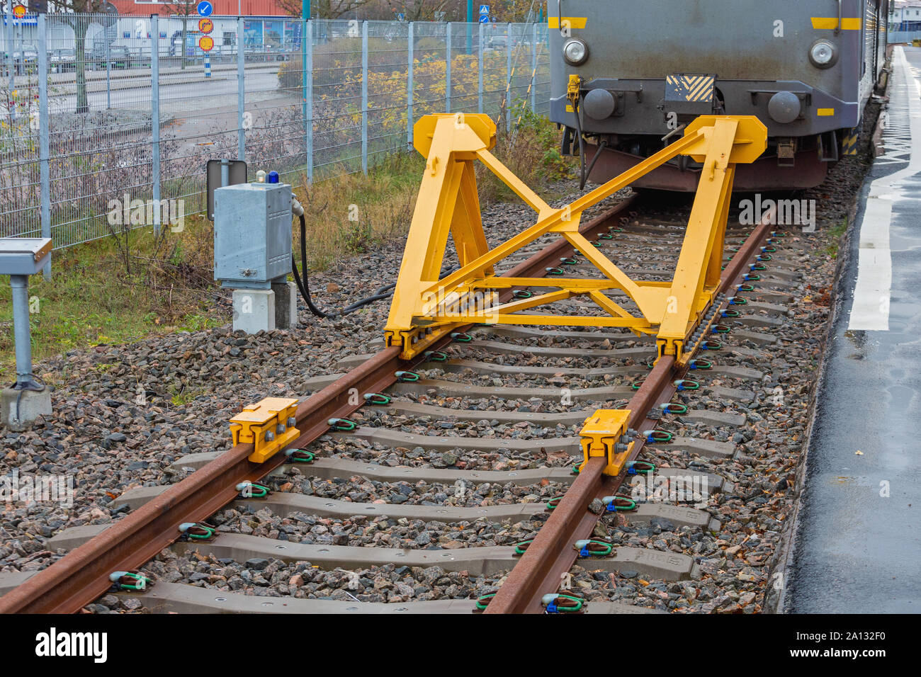 Tampone di arresto di sicurezza del treno paraurti in tracce Foto Stock