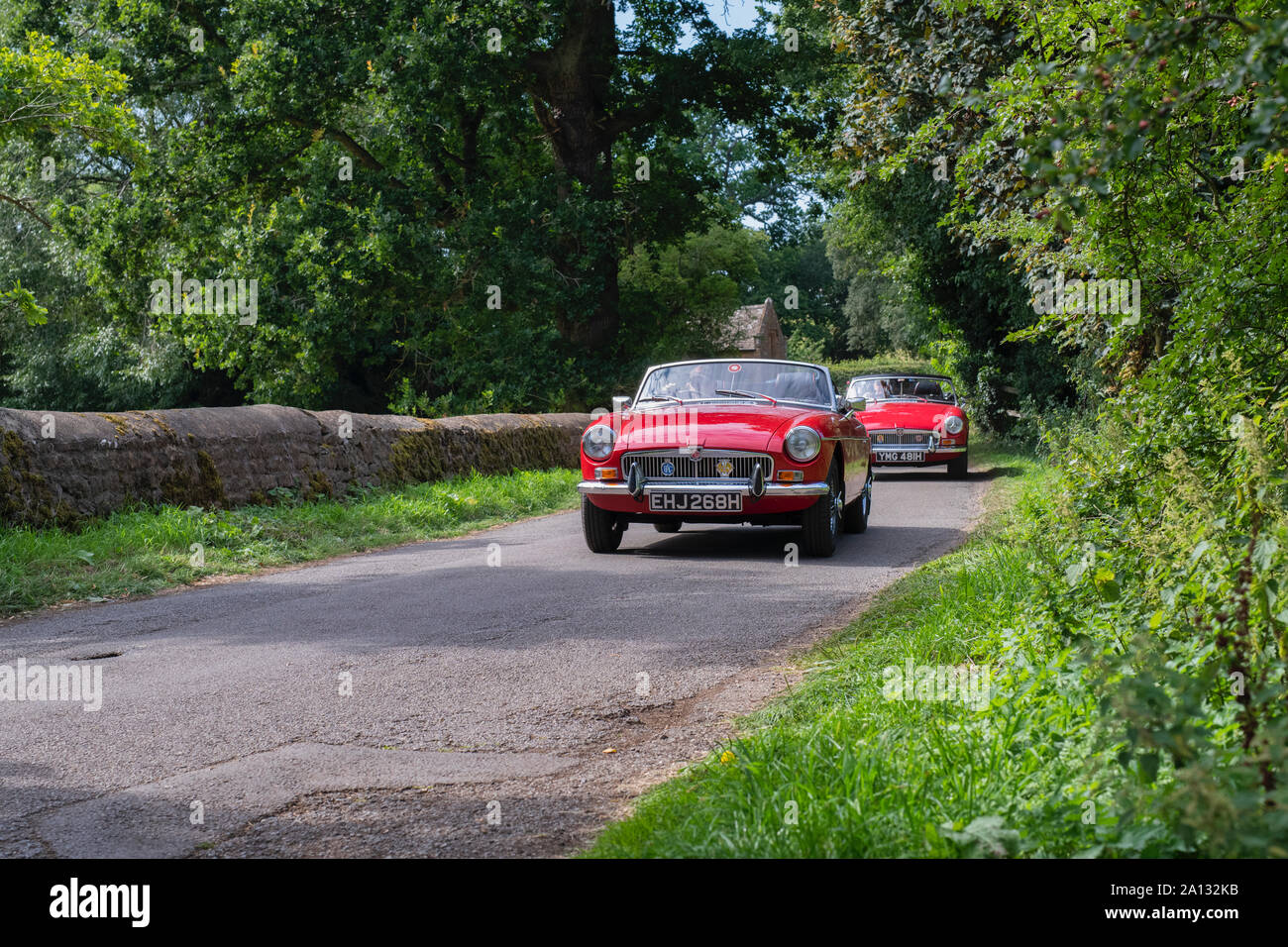 1970 MG automobili lasciando un classic car show in Oxfordshire campagna. Broughton, Banbury, Inghilterra Foto Stock