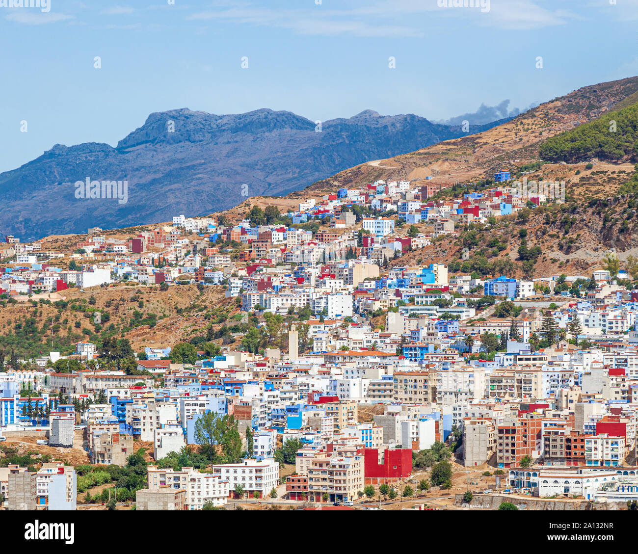 Vista della skyline di Chefchaouen, o Chaouen, è una città in Rif Mountains del nord-ovest del Marocco. È conosciuto per il sorprendente, blu-lavato per edifici Foto Stock