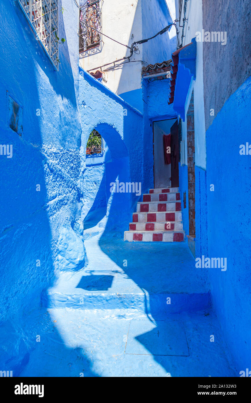 Vista del Chefchaouen, o Chaouen, è una città in Rif Mountains del nord-ovest del Marocco. È conosciuto per il sorprendente, blu-lavato per edifici Foto Stock