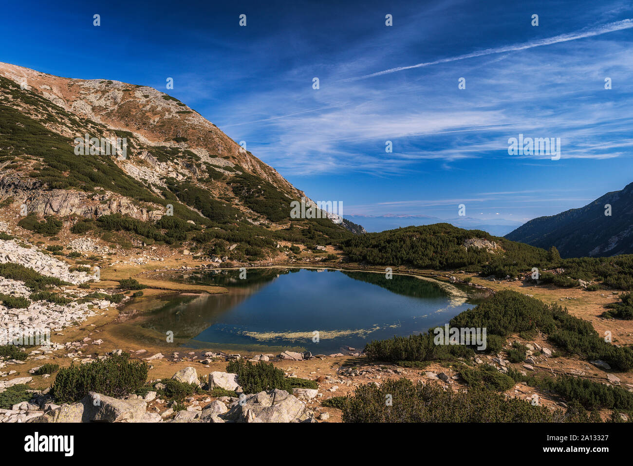 Panoramica vista di mattina di Muratovo lago, montagna Pirin, Bulgaria Foto Stock